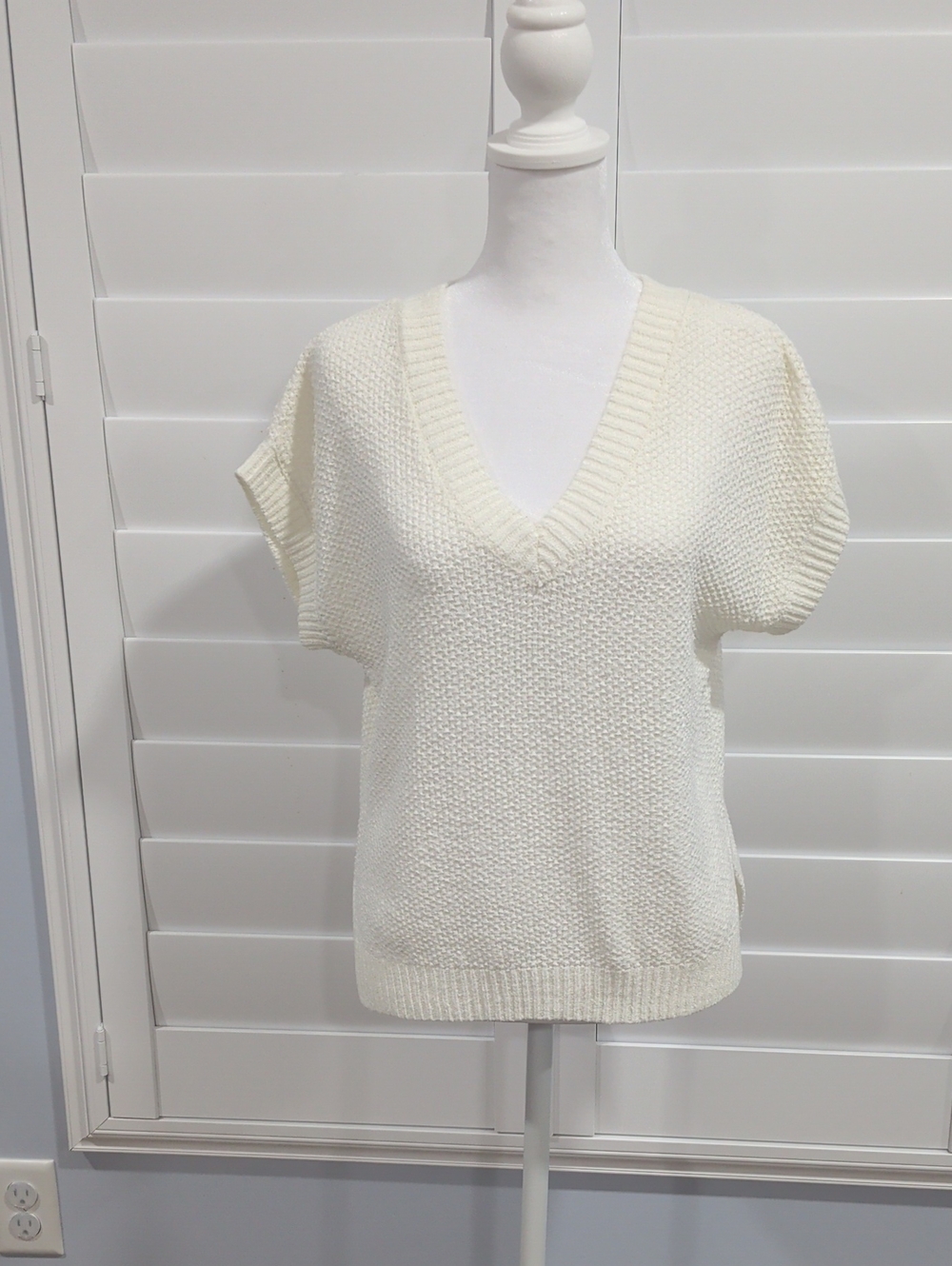 NWOT moon & madison Cream V-Neck Textured Knit Sweater